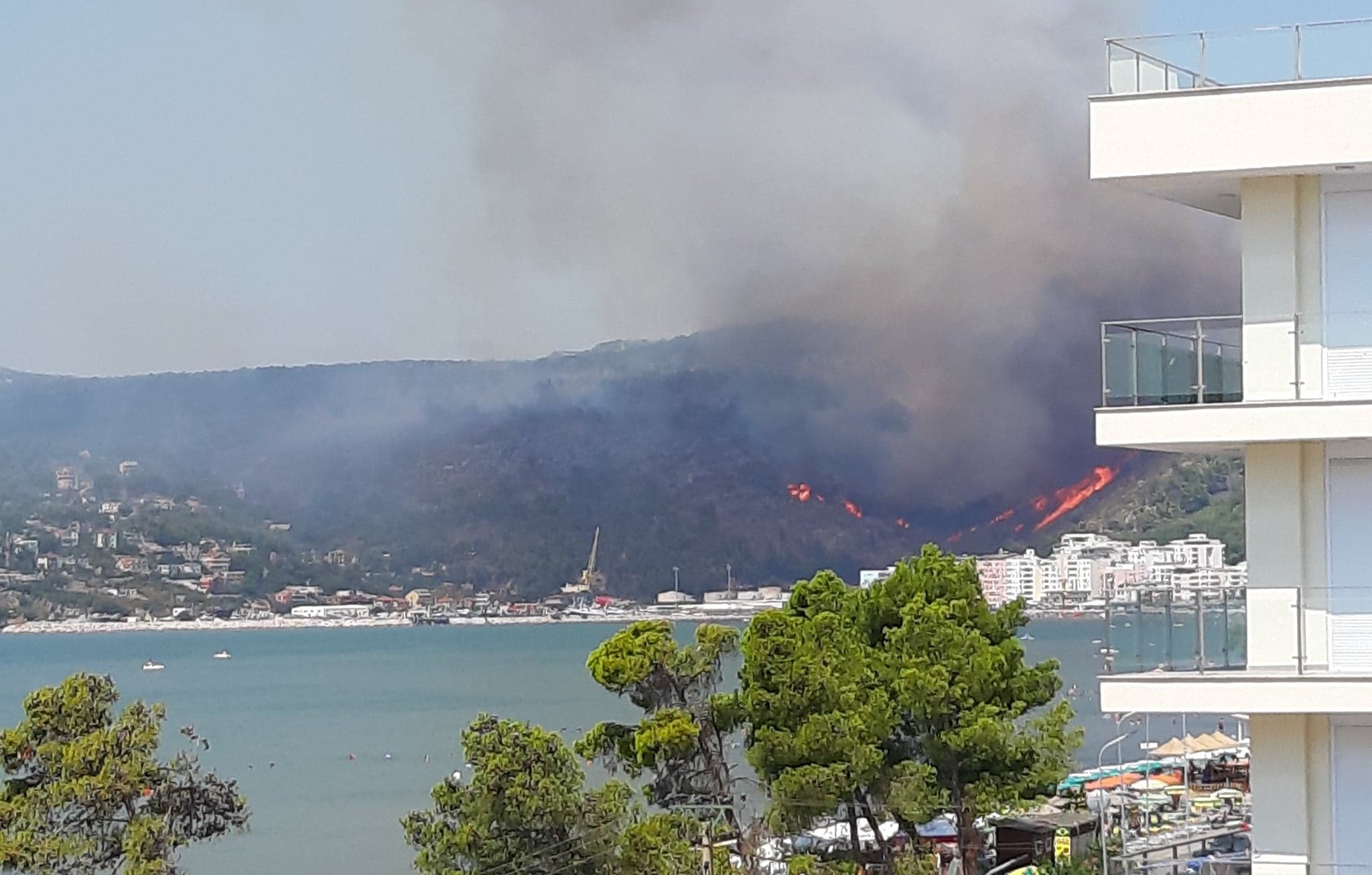 Situate kritike nga zjarri ne Ranen e Hedhun, evakuohen turistet e banoret